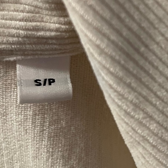 Uniqlo white cropped denim jacket, women’s size small. 100% cotton. - Picture 5 of 6